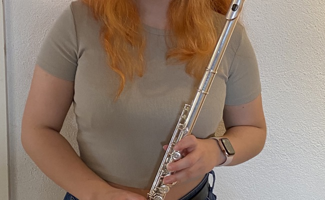 Aischa hat keine Waffe, dafür aber eine Querflöte im Gepäck