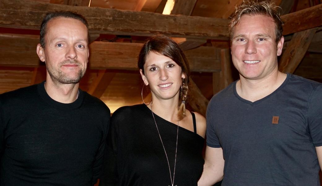 Roman Federer (rechts), Präsident des Vereins Pokalturnier-Freunde, bedankt sich bei Ramona Schönbeck und Martin Eggenberger für ihren Einsatz für das Pokalturnier. 