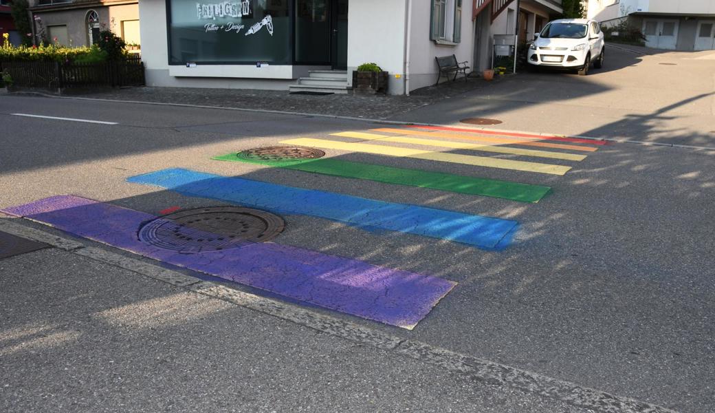 Der Regenbogenstreifen auf der Berneckerstrasse wurde gestern Freitag wieder gelb eingefärbt.