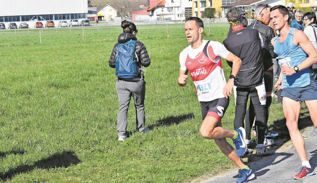 Mathias Nüesch (vorne), hier am Rhylauf in Oberriet, enteilte am Ironman 70.3 der gesamten Konkurrenz. Bild: Archiv/ys