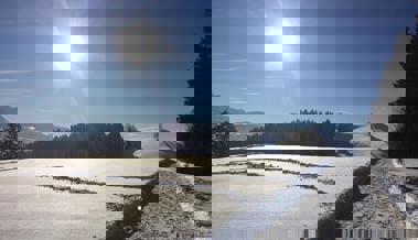 Ausgezeichneter Wanderweg: Pinkfarbene Tafeln weisen den Weg im Winterwunderland