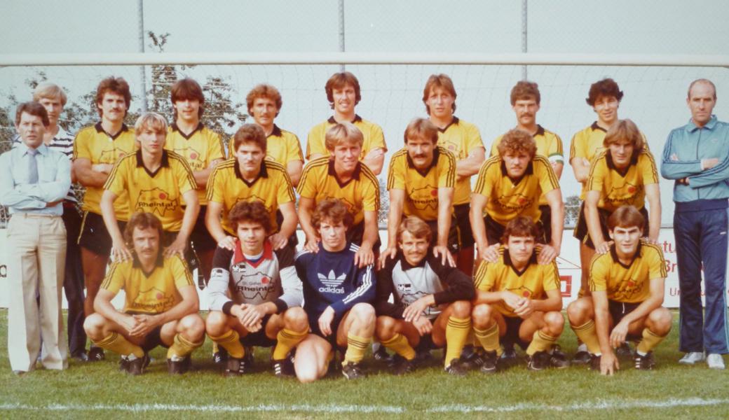 Saison 1982/83. Von links, hinten: Heinz Gebert (Spiko), Armin Wüst, Thomas Isenring, Hans Steuble, Christoph Heeb, Bernd Weiss, Stephan Schweizer, Christof Schmid, Helmut Richert. Mittlere Reihe: Karl Wüst (Präsident), Christoph Dietsche, Hannes Sturn, Pascal Düring, Charly Huber, Walter Schlegel, Markus Thurnherr.
Vorn: Theo Stieger, Stefan Gerster, (?), René Rieser, Beda Rohner, Roland Moser.