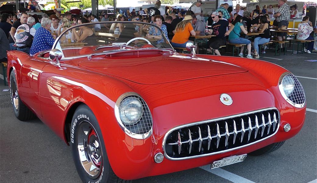 Eine Chevrolet Corvette der frühen Jahre bringt Sonne in das Herz jedes Autofans.