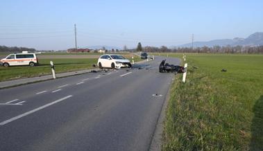 Nach Kollision mit Auto: Motorradfahrer schwer verletzt ins Spital geflogen