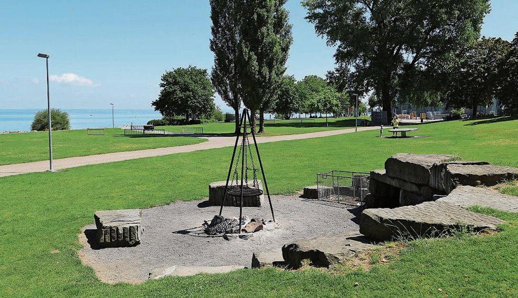 An der Feuerstelle dürfen die Besucher grillieren. Nicht so auf der umliegenden Wiese, dort gilt den ganzen Sommer Grillverbot.