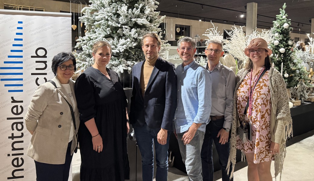 Sabine und Melanie Schneider mit dem Vorstandsteam des Rheintaler Marketingclubs Willy Tanner, Simon Ender, Gerry Frick und Margit Hinterholzer (v. l.). (Foto RMC)