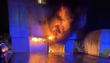 Drei Garagen in Vollbrand – Feuerwehr löschte die Flammen nach drei Stunden