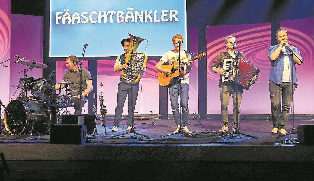 Schwung und Stimmung mit den Fäaschtbänklern in der Oberrieter Mehrzweckhalle Burgwies.