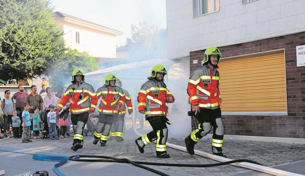 Die Feuerwehr St. Margrethen präsentiert ihre neue Brandschutzkleidung.  