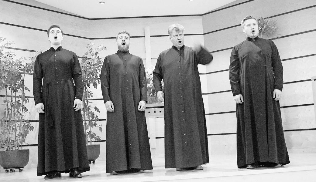 Von links: Alexander Borodeike (1. Tenor), Mikhail Nor (2. Tenor), Dr. Vladislav Belikov (Bariton und Dirigent), Kyrill Kapachinkich (Bass).  Bild: pd