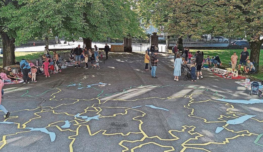 Am Flohmarkt auf dem Pausenplatz herrschte reges Treiben. Es wurde begutachtet, gefeilscht, anprobiert und gekauft. 