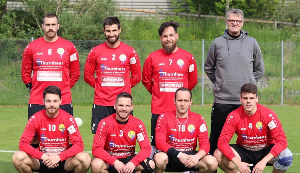 Ohne Punktverlust durch die Vorrunde (hinten v.l.): Lukas Lässer, Kenneth Schoch, Paolo Columpsi, Trainer Jogi Bork. Vorne: Malik Müller, Stefan Eggert, Matias Ziereisen, Christian Lässer.