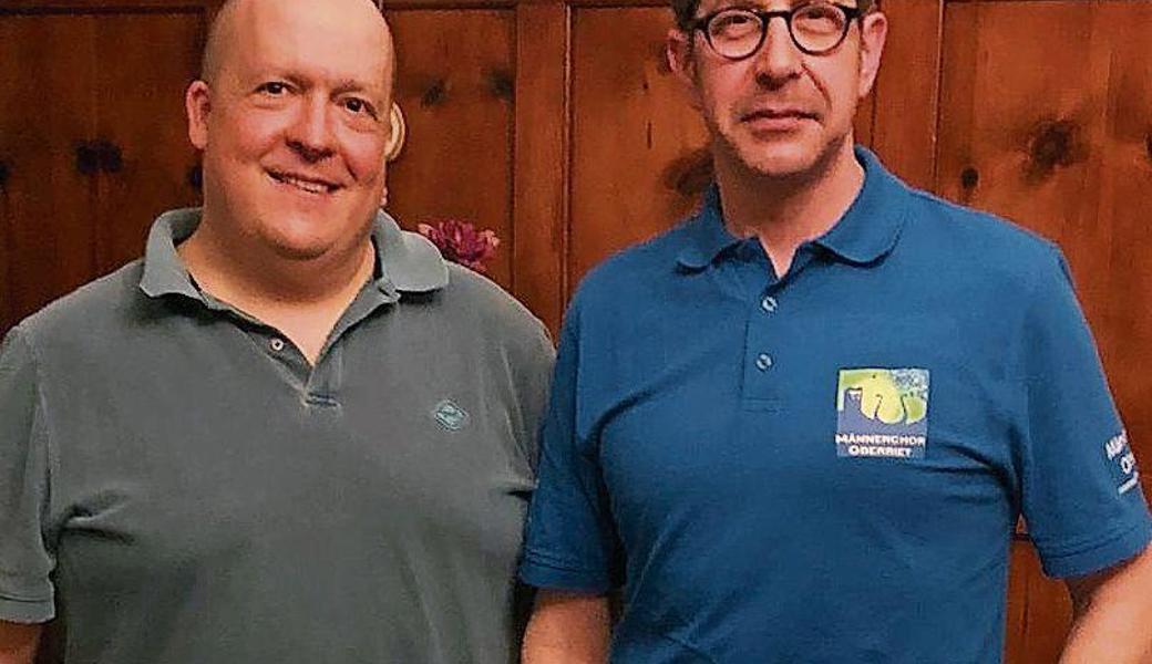 Neumitglied Michael Weder (l.) wird vom Präsidenten Reto Claude begrüsst.