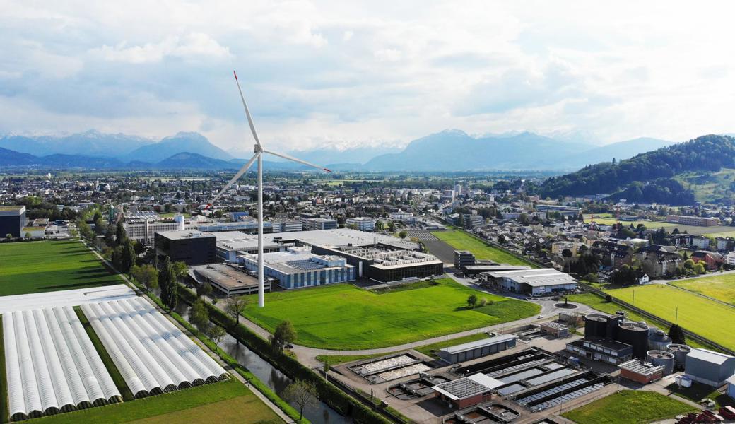 Etwa so würde die SFS in Heerbrugg mit Windrad aussehen. 