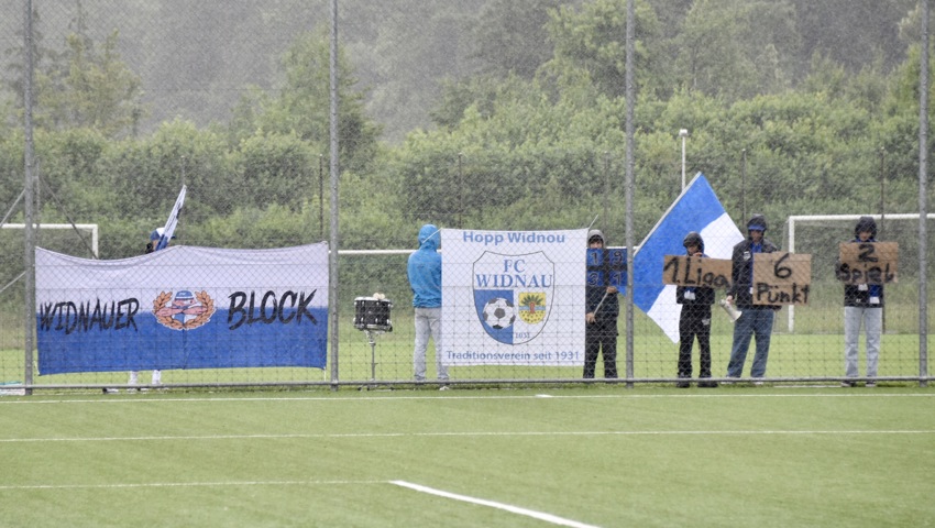 Widnaus Fankurve beim Spiel in Uster. Widnaus Fankurve beim Spiel in Uster.