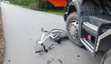 Lastwagenchauffeur fährt Velofahrer an