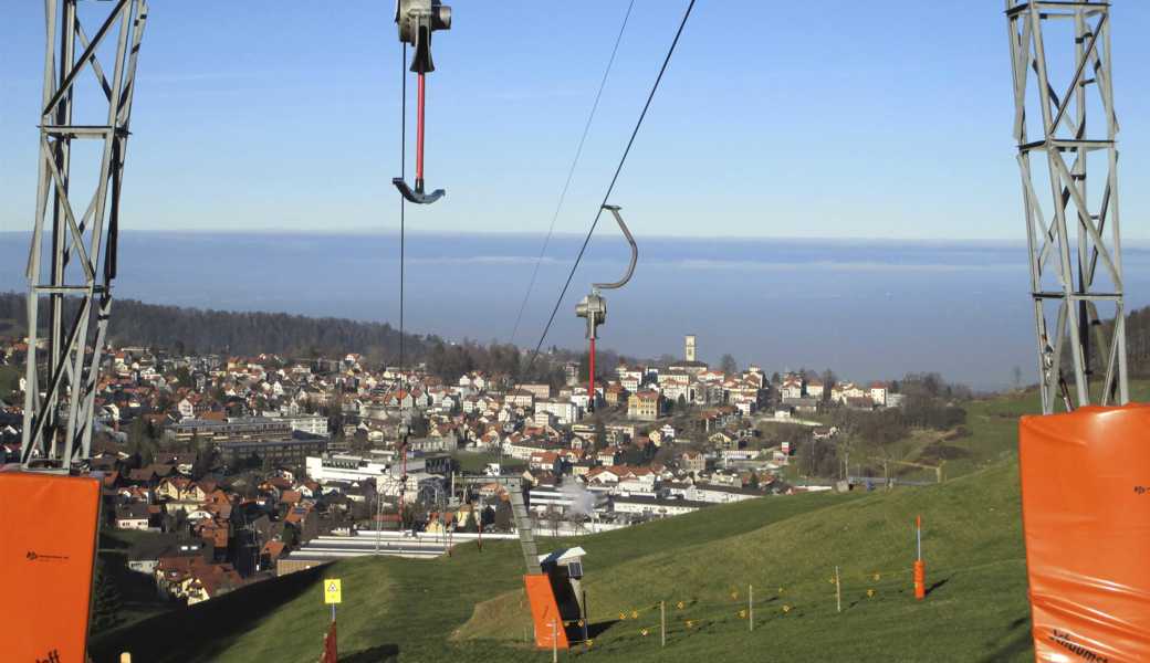 Auch am Skilift, der von Heiden auf den Bischofsberg führt, fehlt im Moment der Schnee. Die Anlage steht deshalb zurzeit still.