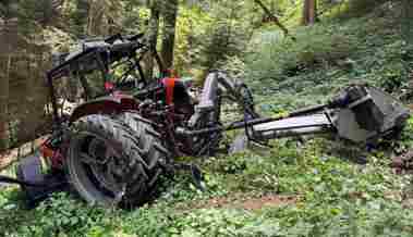 Arbeitsunfall in Schwellbrunn: 73-Jähriger gerät unter Traktor und stirbt