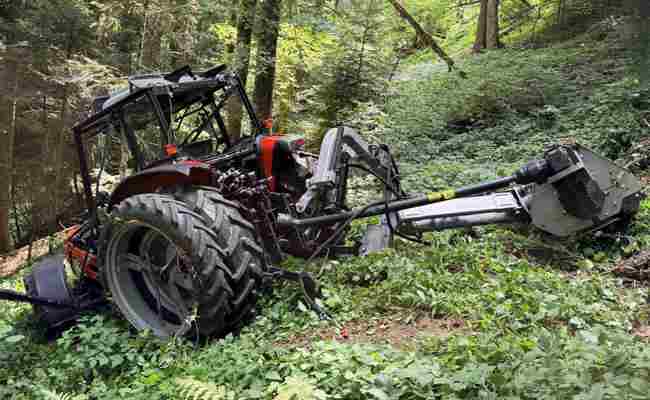 Arbeitsunfall in Schwellbrunn: 73-Jähriger gerät unter Traktor und stirbt