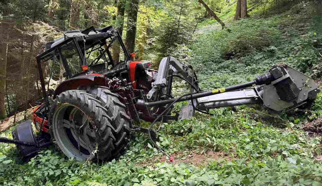 Arbeitsunfall in Schwellbrunn: 73-Jähriger gerät unter Traktor und stirbt