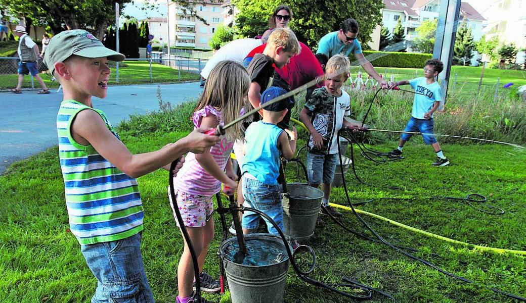 Auch die Wasserspiele auf der grünen Wiese fanden beim jungen Publikum viel Anklang.