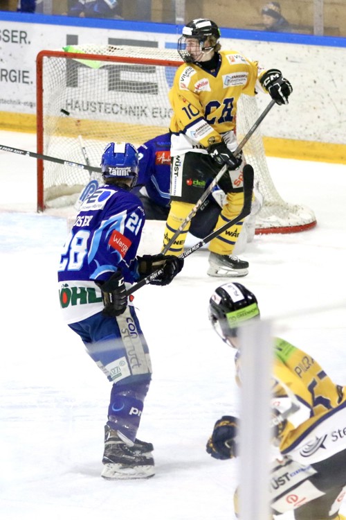 Gregor Pilgram (unten) traf in seinem 63. Spiel erstmals für den SC Rheintal. Florin Stutz (Nr. 10) nahm dem Thurgauer Goalie geschickt die Sicht.