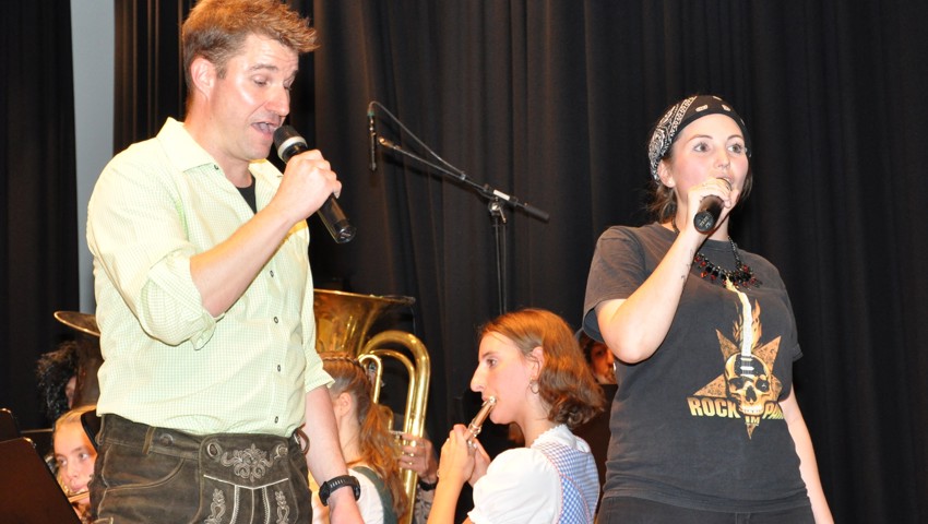 Das Gesangs-Duo Sarah Schläpfer und Philippe Färber. Das Gesangs-Duo Sarah Schläpfer und Philippe Färber.