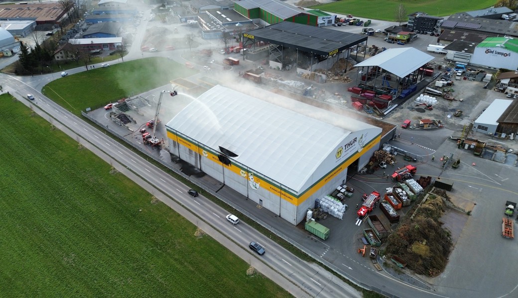 Im Entsorgungspark von Thür Transporte brennt es - die Feuerwehr ist vor Ort