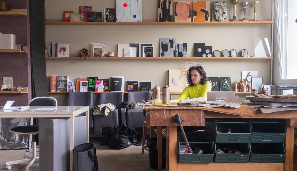 Johanna Gschwend in ihrem Atelier.