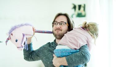 Junger Vater erzählt vom Leben zwischen Bürostuhl und rosa Steckenpferd