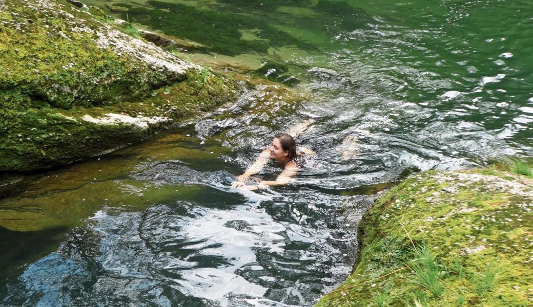 Manche Stellen im Bachtobel müssen schwimmend überwunden werden. 