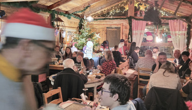 Fondue-Chalet füllte sich an «Weihnachten für alle» bis auf den letzten Platz