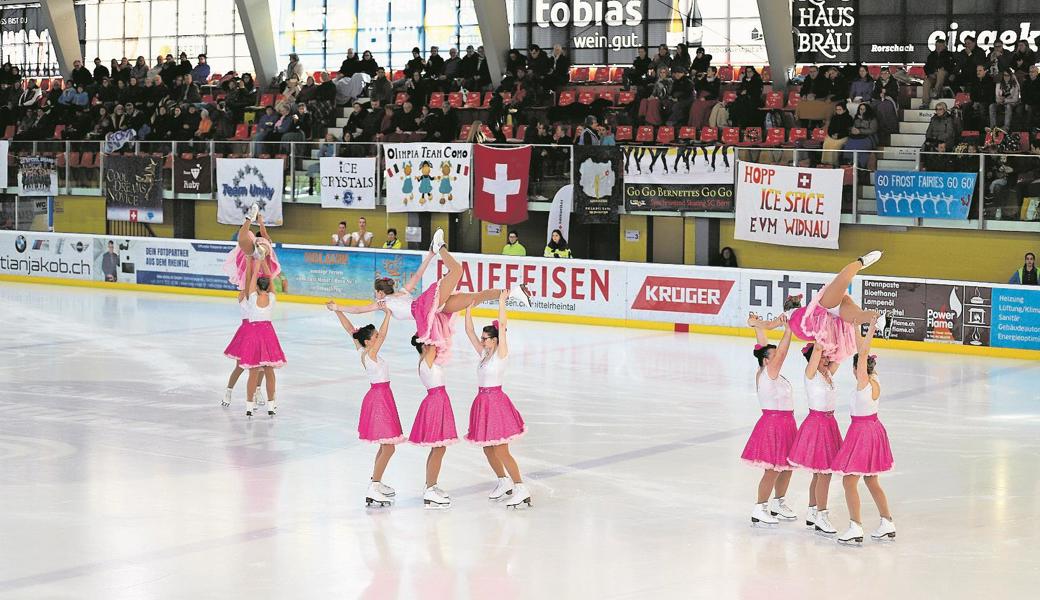 Höchstschwierigkeiten wie Hebungen gehören auch zu einer Senioren-B-Kür, hier gezeigt vom drittplatzierten Team Saphire aus Basel.