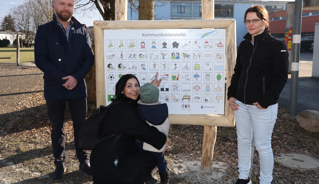 Ylber Bajrami, Marija Jevtic mit ihrem Sohn von der Kommission Frühe Förderung und Katharina Dellai-Schöbi (von links) freuen sich über die neue Kommunikationsgelegenheit auf dem Spielplatz Kirchenfeld.