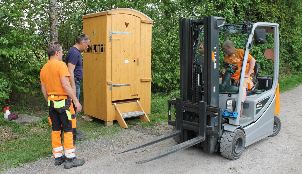 Die Kompost-Toiletten werden aufgestellt.