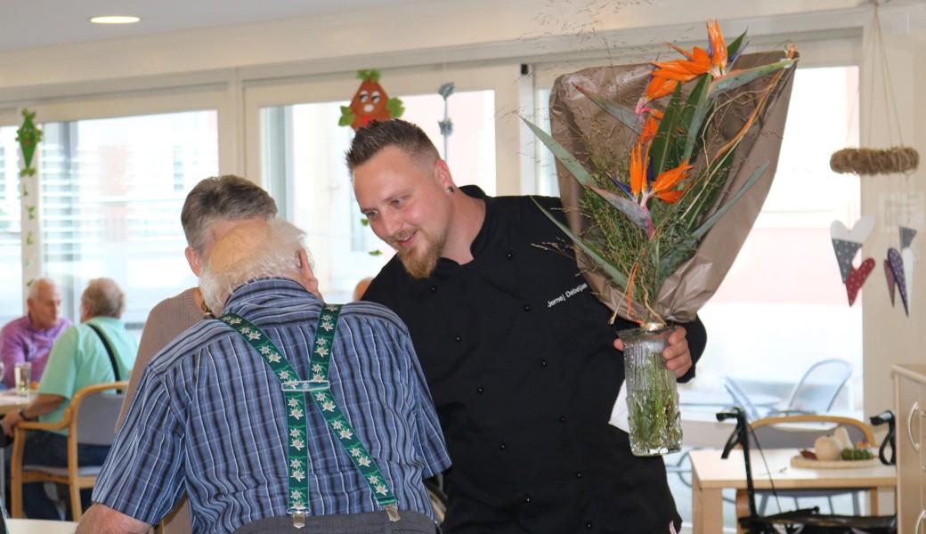 Bewohner gratuliert Jernej Debeljak, Teamleiter Küche, Altersheim Geserhus, Rebstein