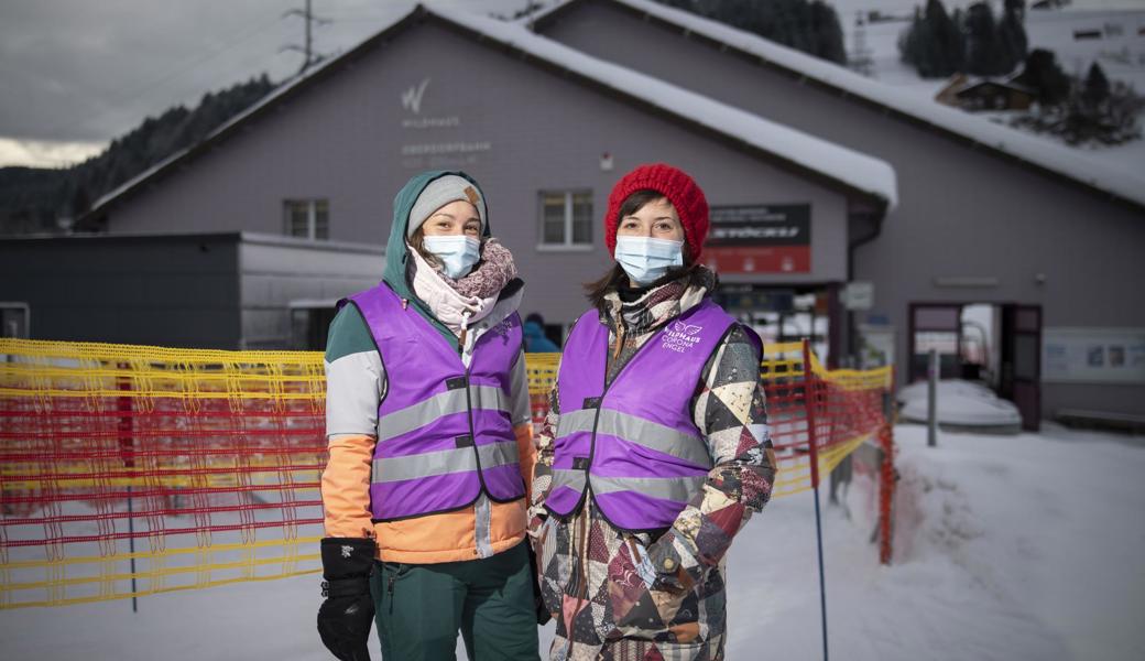 Sonja Gmünder und Jasmine Zuberbühler sind sogenannte Corona-Engel im Skigebiet Wildhaus.