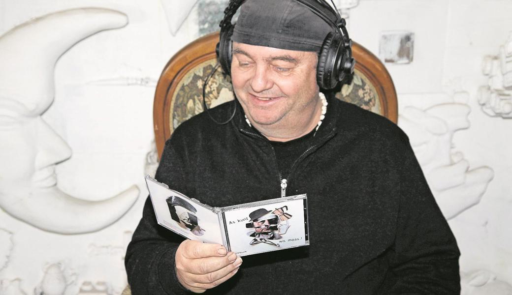 Beim Abspielen seines Hörbuchs kann Künstler Kuspi immer noch herzhaft lachen. 