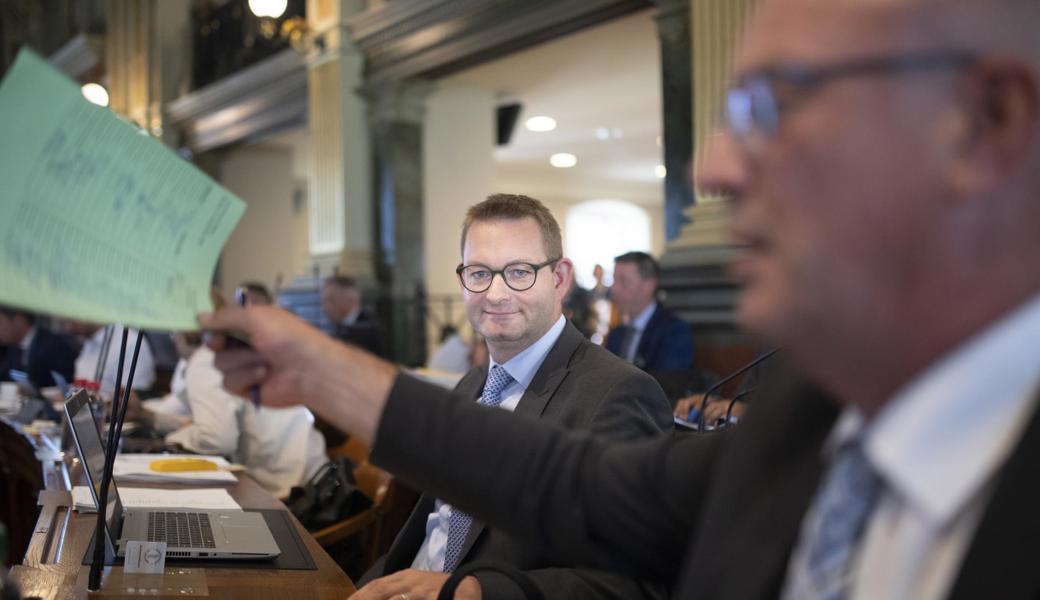 Peter Nüesch an seinem Platz im Kantonsrat. Banknachbar (im Vordergrund) ist der Oberrieter FDP-Kantonsrat und Gemeindepräsident Rolf Huber.