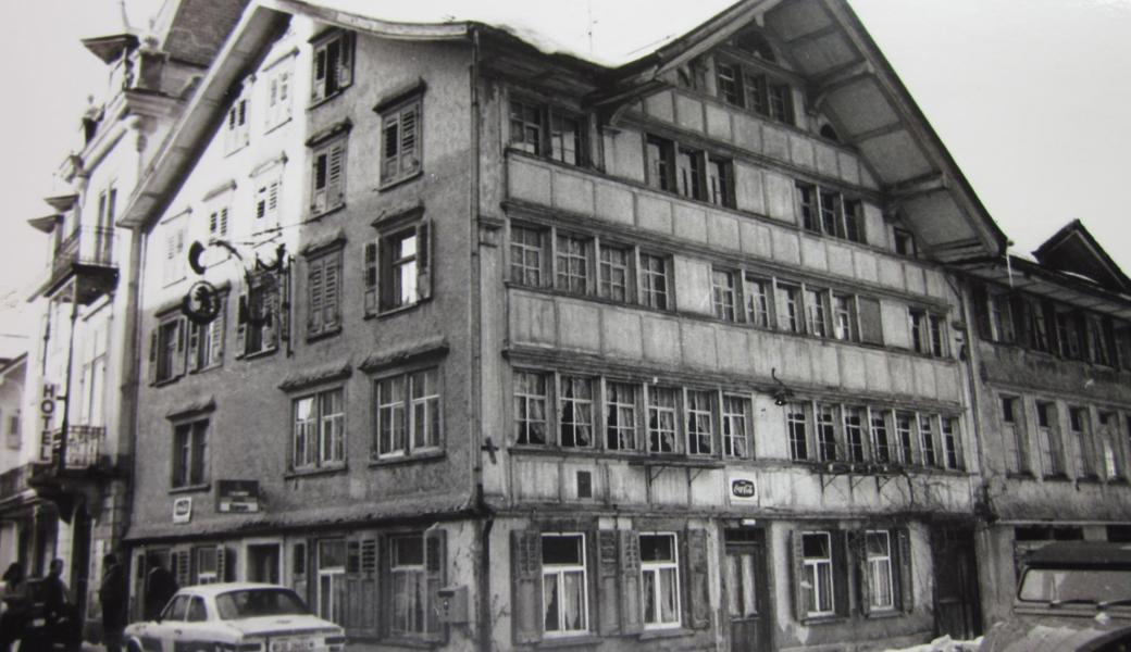 Der baufällige «Bären» mit dem 1901/02 erstellte Hoteltrakt in Massivbauweise (links) wurde vor 40 Jahren dem Erdboden gleichgemacht.