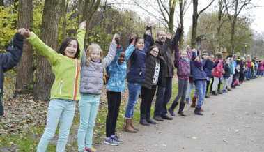 4000 Schulkinder bilden eine vier Kilometer lange Menschenkette am Rhein