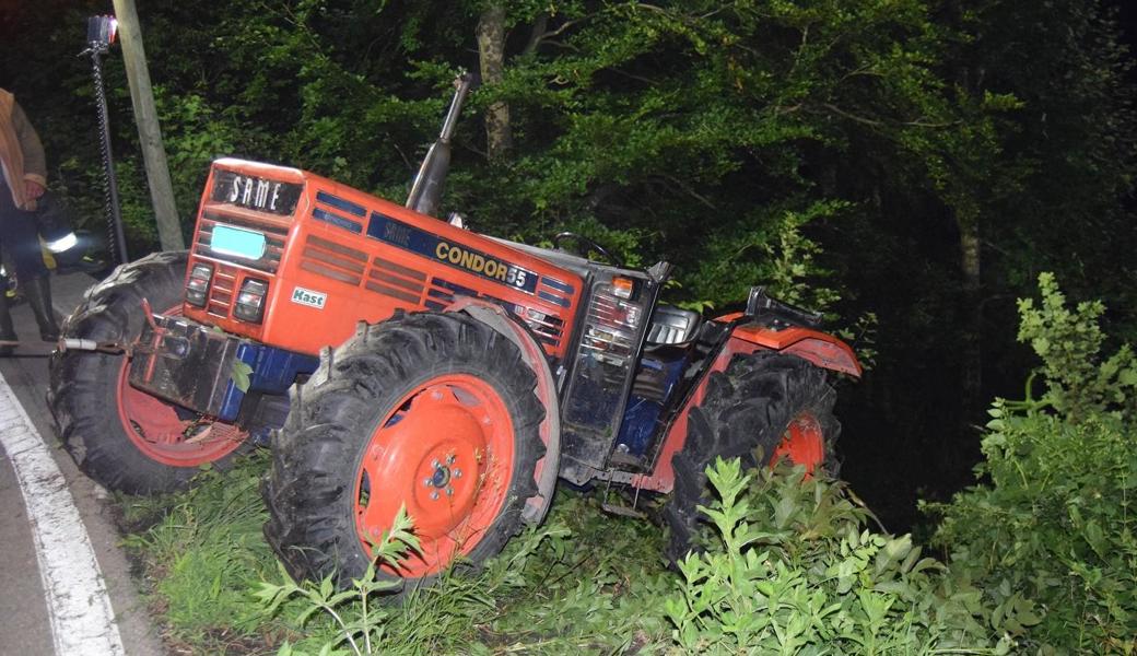 Der Traktor wurde aus dem Tobel gezogen.