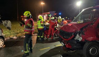 Feuerwehr befreit eingeklemmte Lenkerin