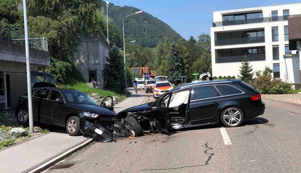 Auf der Staatsstrasse kam es zur Frontalkollision.