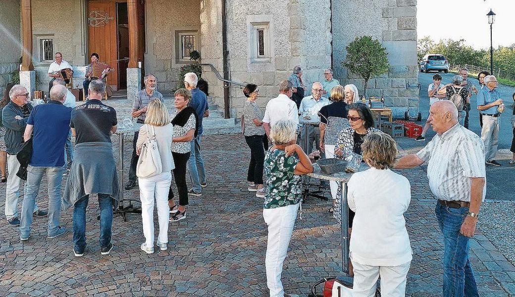 Beim Apéro mit Ribelmais-Chips und Musik von Pia und Ignaz Foppa liessen die St. Margrether ihre Ortspatronin hochleben. 