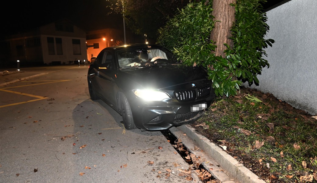 Mit Auto in Baum geprallt: Fahrer ins Spital geflogen