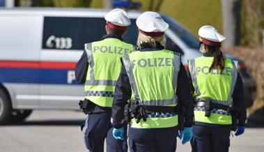 Renitente Männer in Handfesseln abgeführt