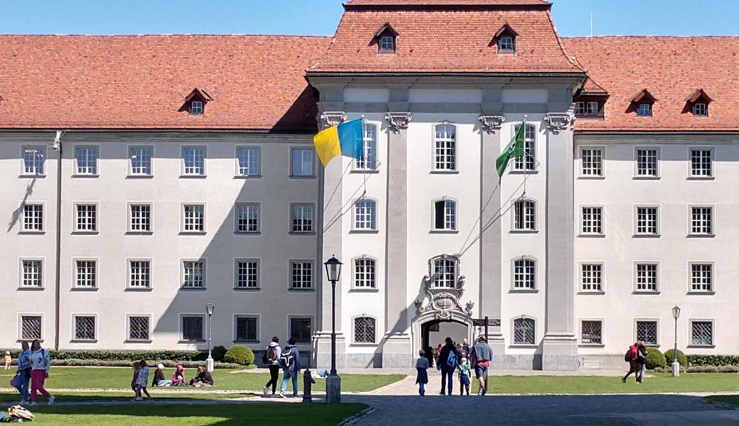 Das Regierungsgebäude in St.Gallen: Statt der Schweizer Fahne weht während der Session des Kantonsrates neben der Kantonsfahne die ukrainische Flagge im Wind.