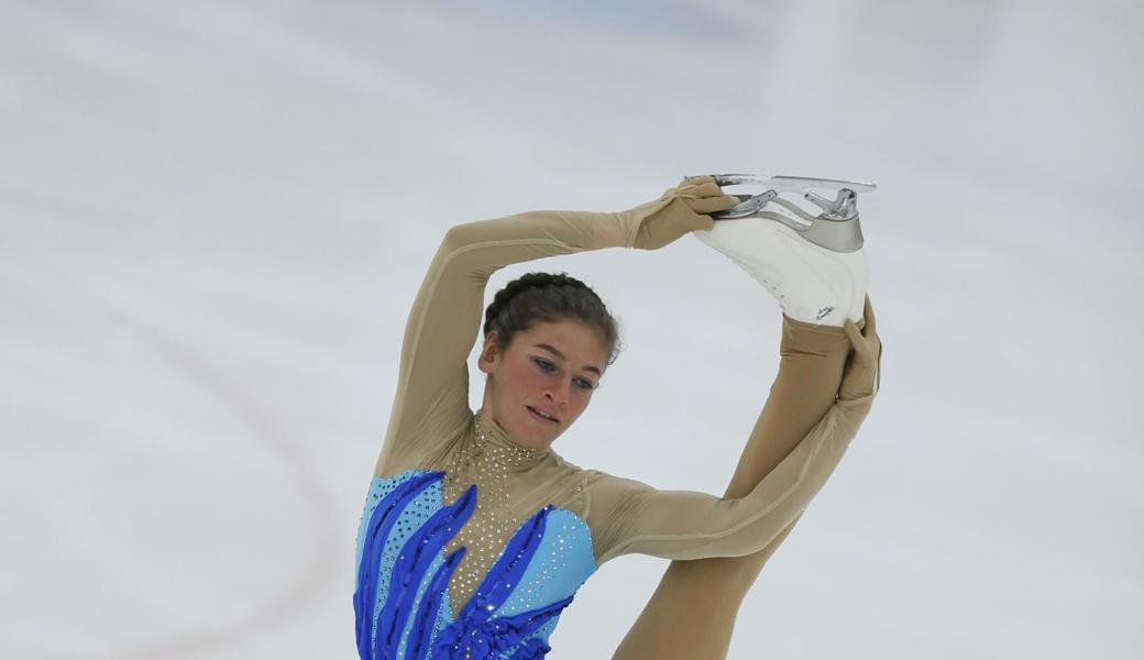 Die U15-Läuferin Carla Scherrer, EC Wil, zeigt ihr Wettkampfprogramm. Sie hat 2014 in Widnau mit Eiskunstlaufen angefangen, wo sie heute noch als Gastmitglied trainiert.