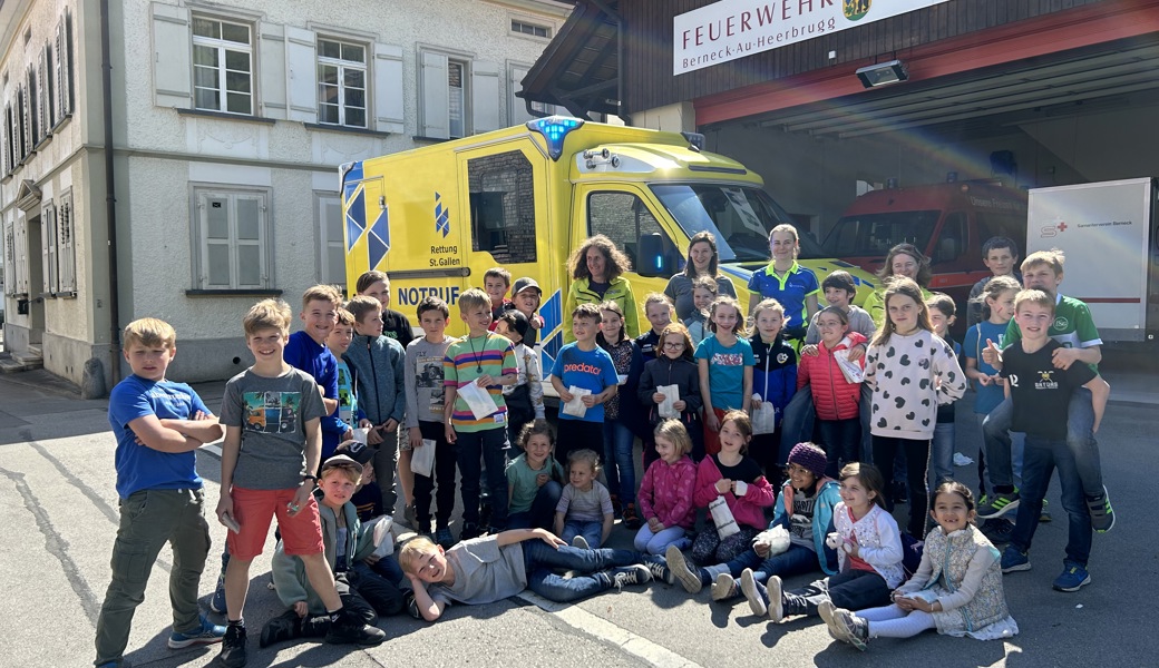 Rettung St. Gallen war zu Besuch beim MachMitTreff in Berneck Rettung St. Gallen war zu Besuch beim MachMitTreff in Berneck